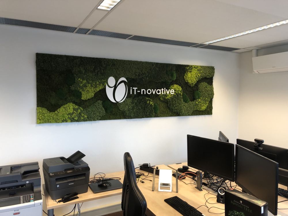 Werkplek op kantoor, met de moswand op de achtergrond